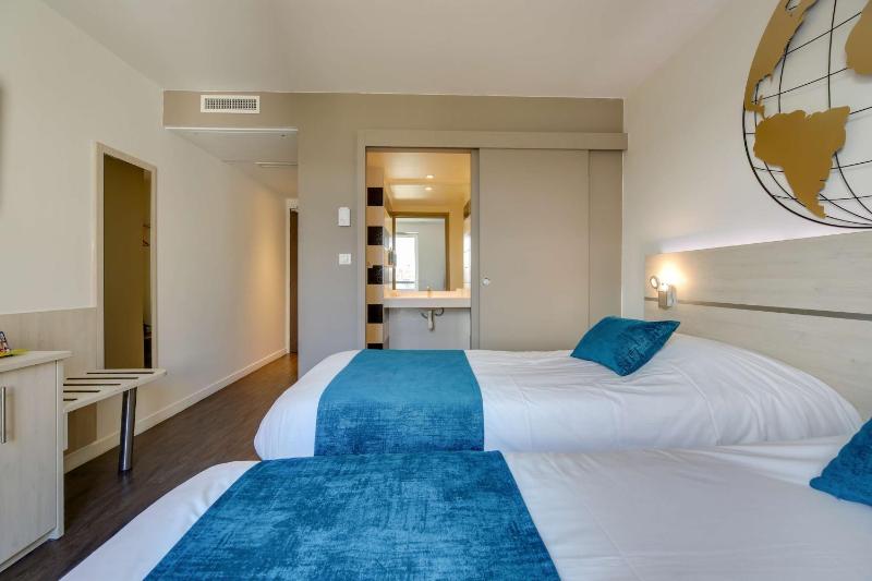 Twin Room image 3
