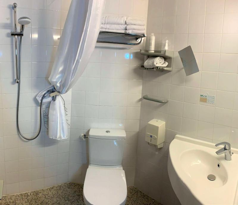 Triple Room with Three Single Beds image 3