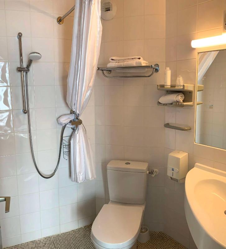 Triple Room with Three Single Beds image 4