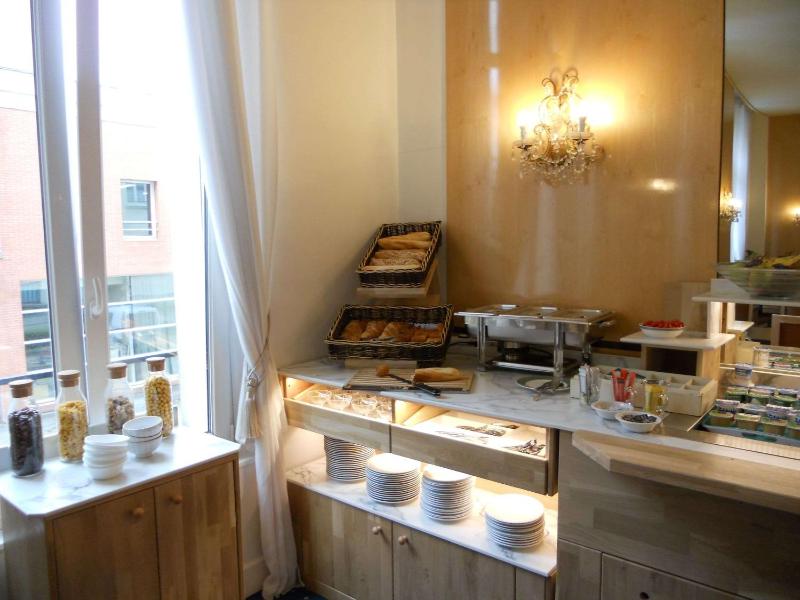 Brit Hotel Privilège Le Royal - Centre Gare - image 11
