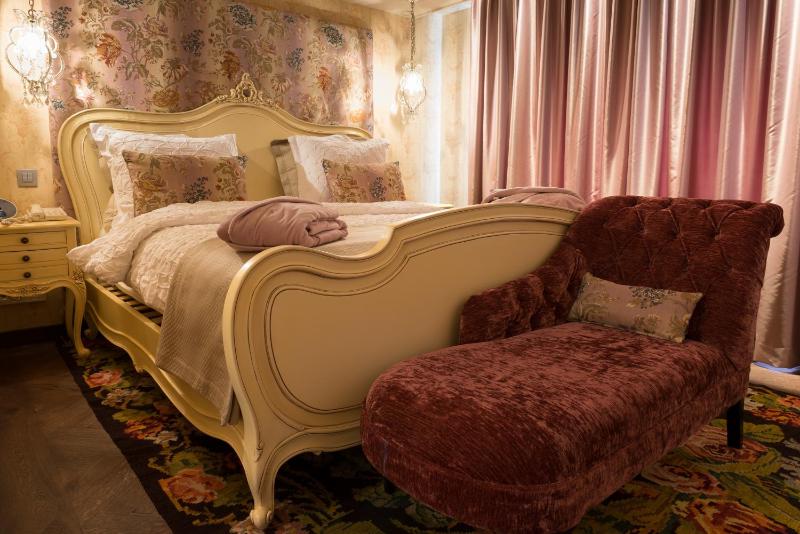 One-Bedroom Suite with Spa Bath (Venice) image 3