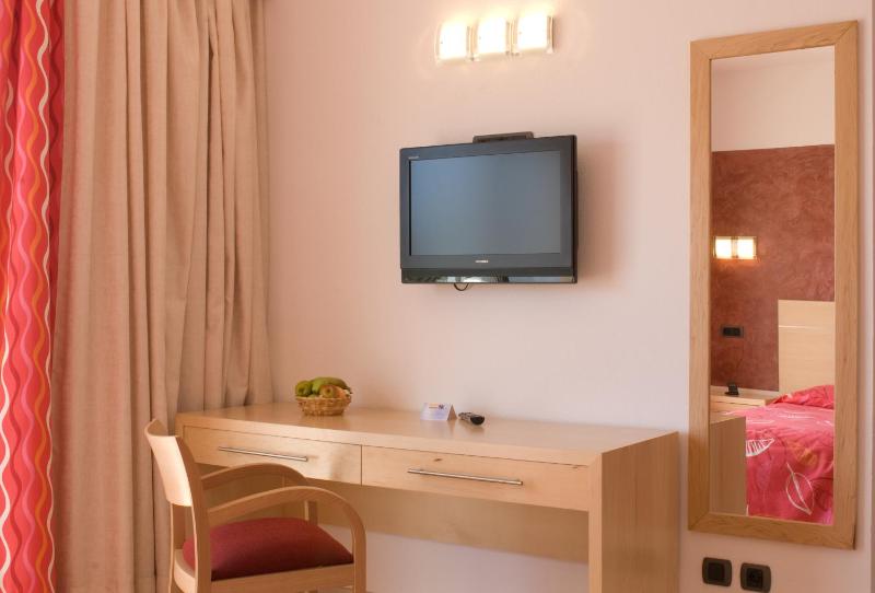 Deluxe Room with Balcony image 3