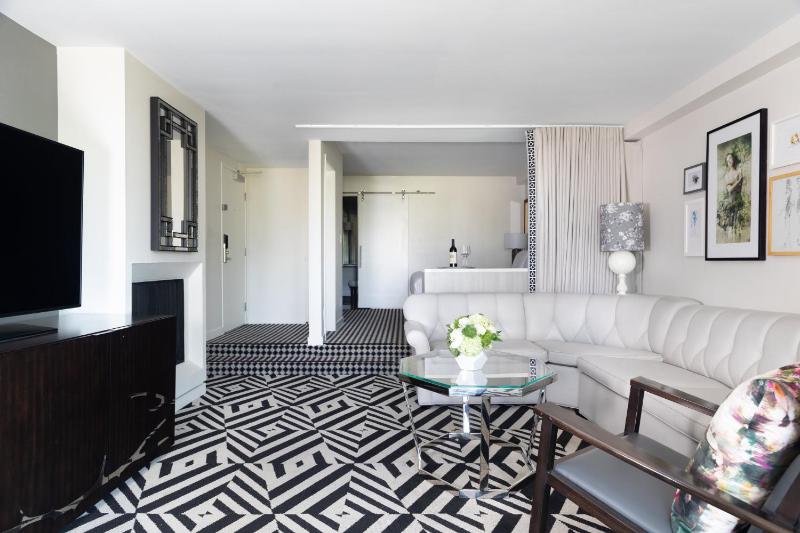 Premier King Suite with Balcony image 4