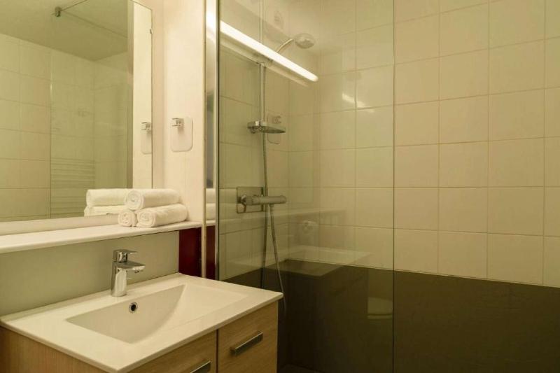 Twin Room with 2 Single Beds image 1