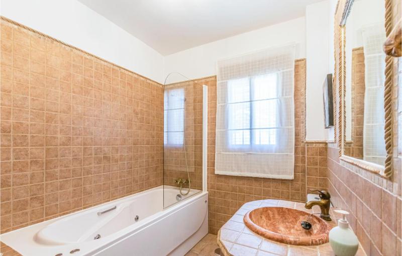 Five-Bedroom Holiday Home image 3