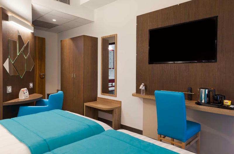 Twin Room image 4