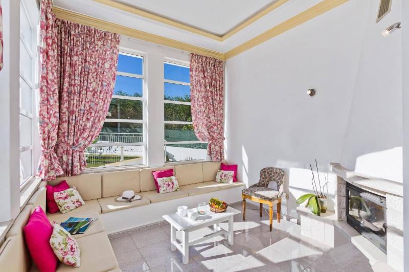 Villa Leonor by Villa Plus - image 13