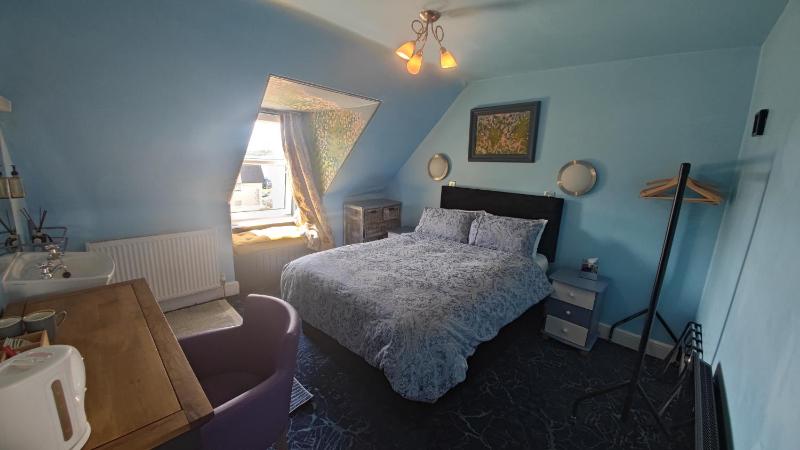 Double Room with Private Bathroom image 1