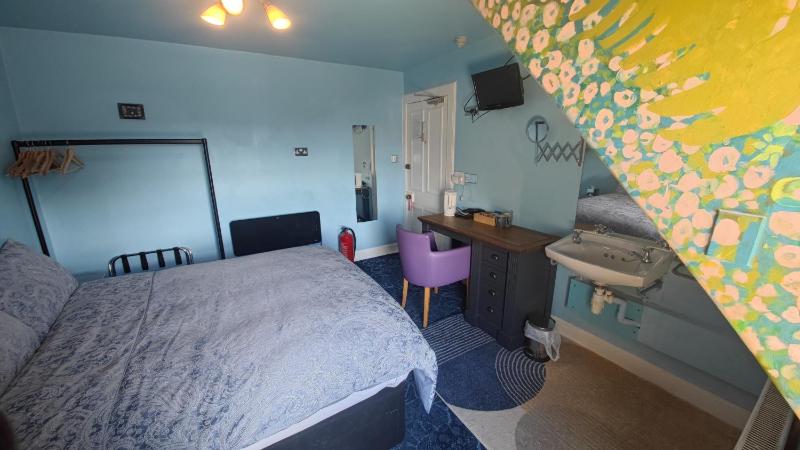Double Room with Private Bathroom image 2