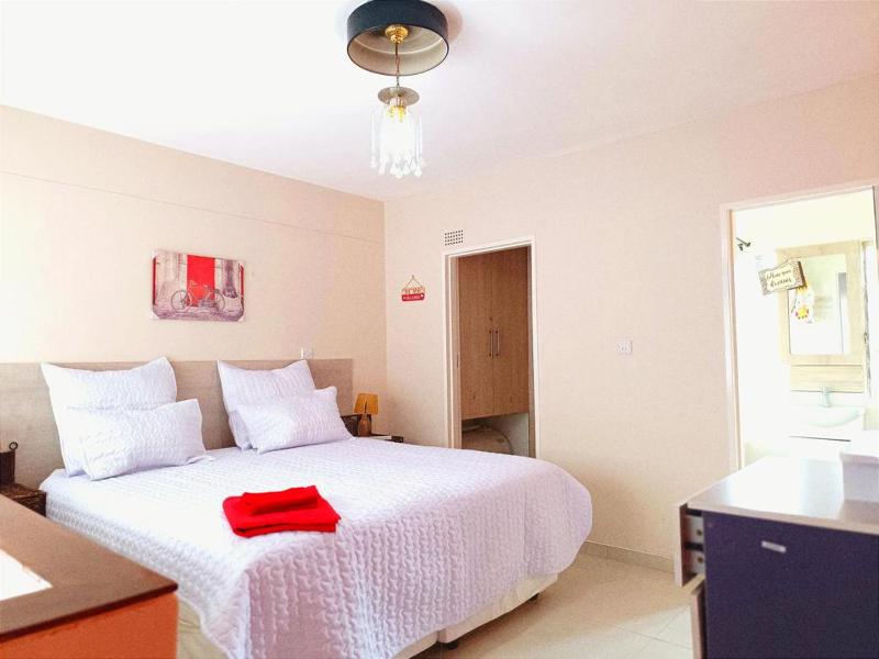Best location Extra King Bed - image 11
