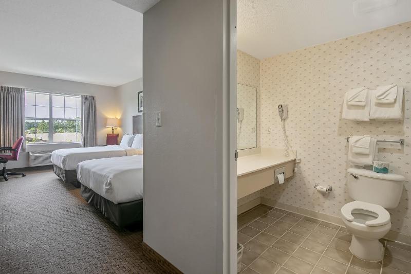 Queen Room with Two Queen Beds image 4