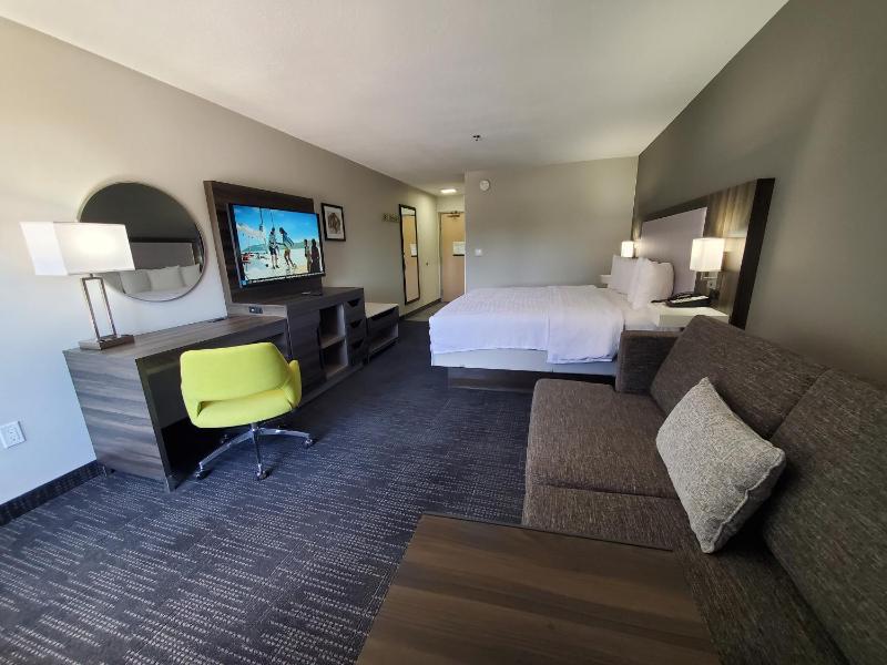 King Room with King Bed - Non-Smoking image 2