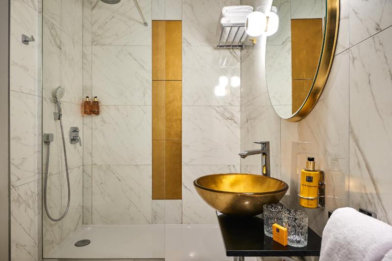 Superior Triple Room image 3