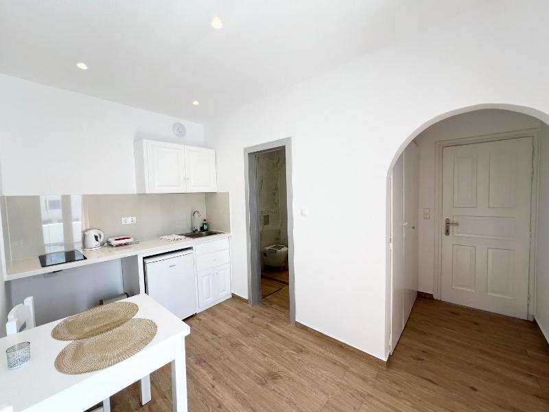 Triple Room with Balcony image 4