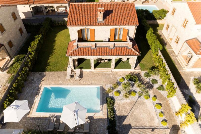 Villa del Lago with heated pool - image 33