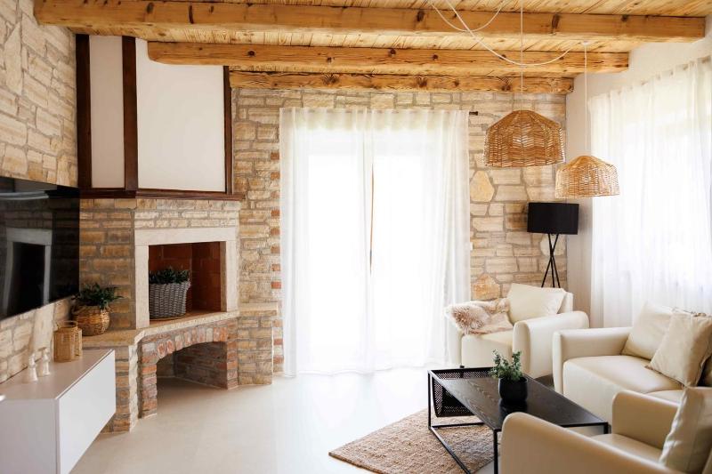 Villa del Lago with heated pool - image 37