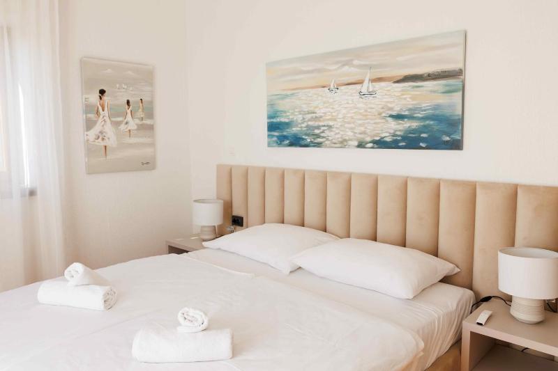 Villa del Lago with heated pool - image 10