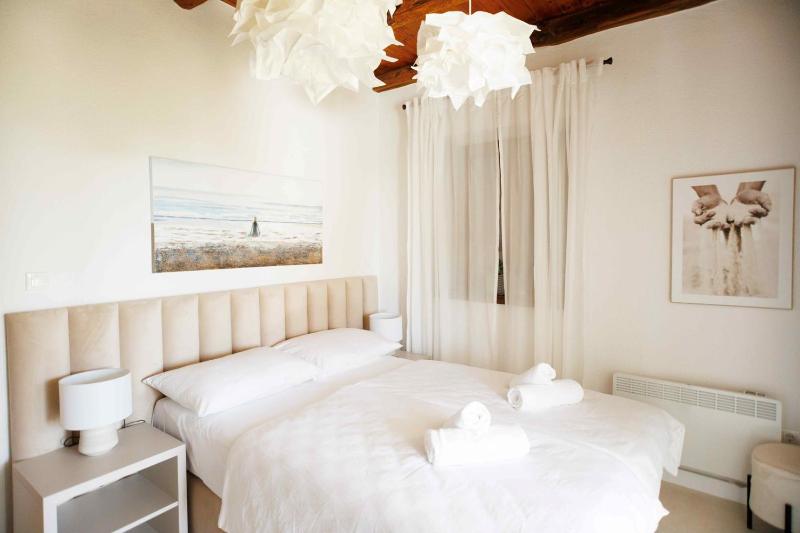 Villa del Lago with heated pool - image 2