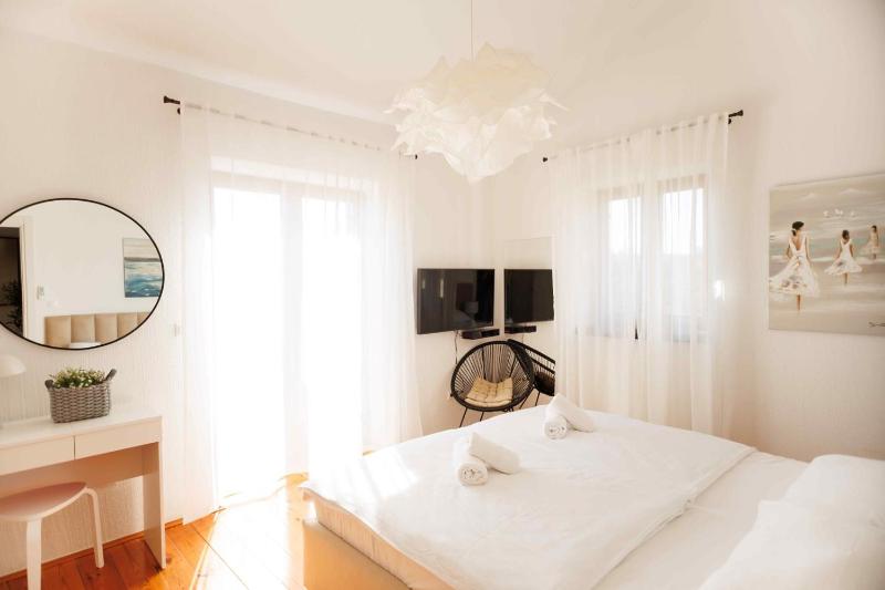 Villa del Lago with heated pool - image 23