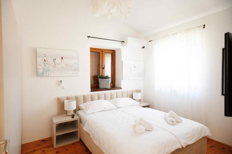 Villa del Lago with heated pool - image 12
