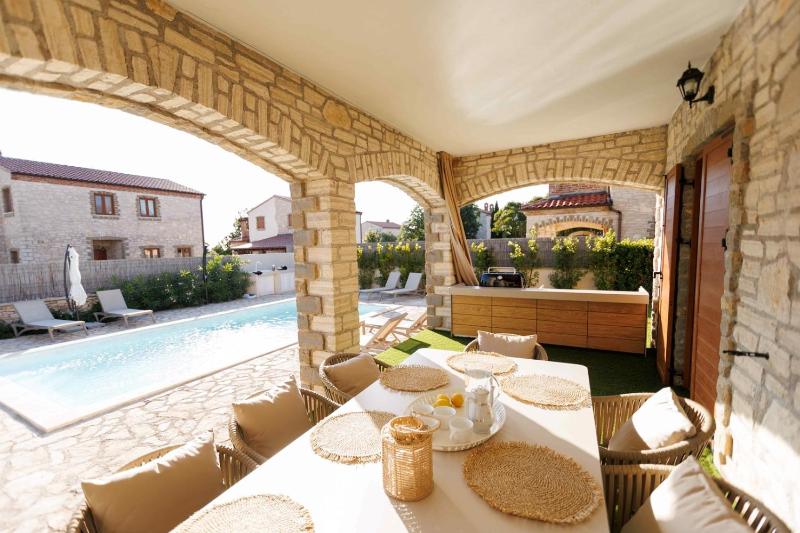 Villa del Lago with heated pool - image 17
