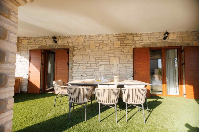 Villa del Lago with heated pool - image 49