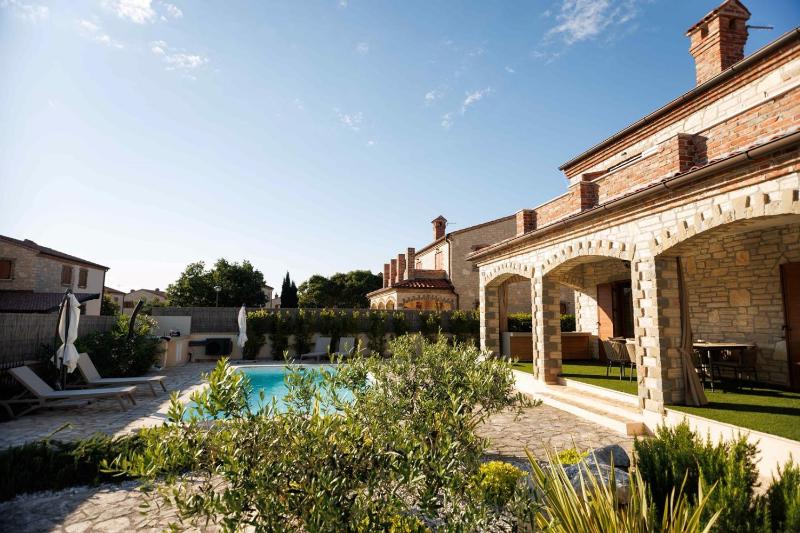 Villa del Lago with heated pool - image 30