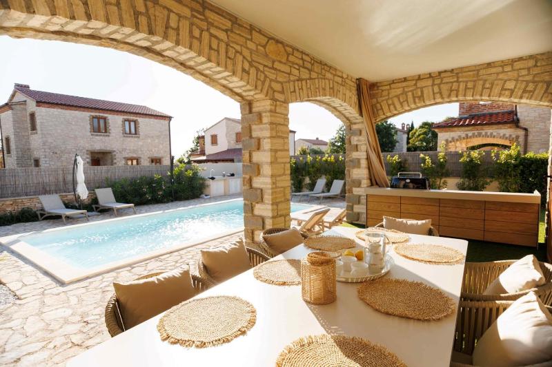 Villa del Lago with heated pool - image 4