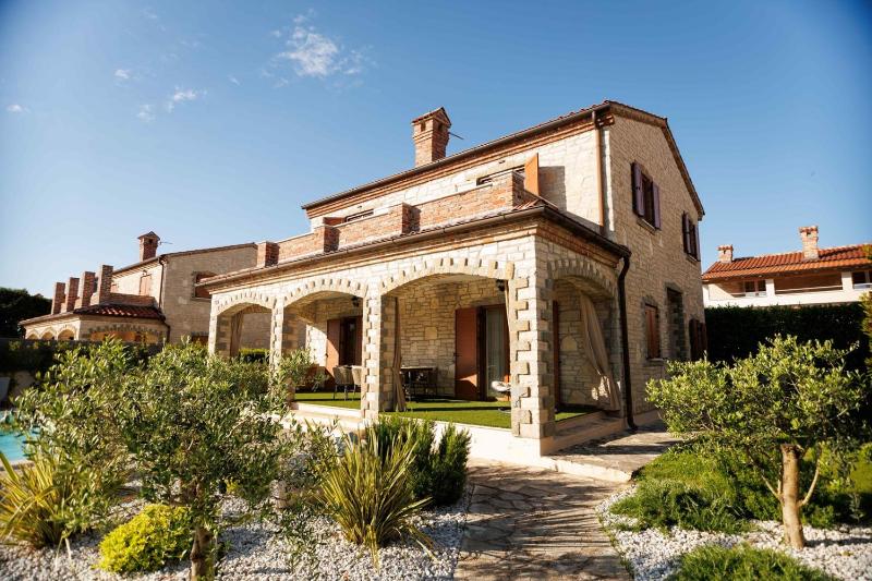Villa del Lago with heated pool - image 26