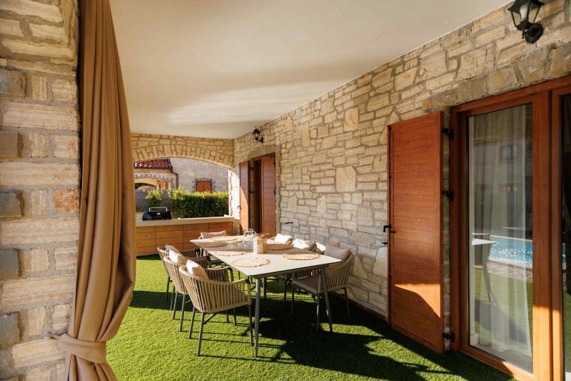 Villa del Lago with heated pool - image 11