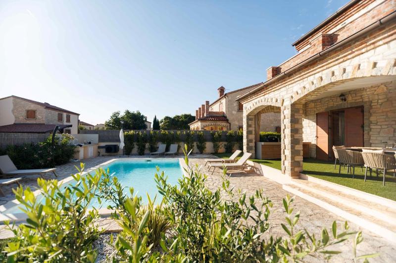 Villa del Lago with heated pool - image 9