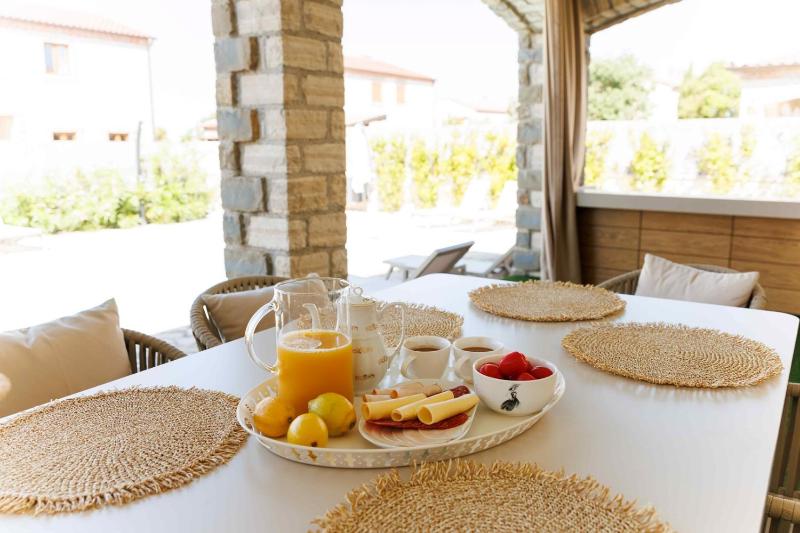 Villa del Lago with heated pool - image 45