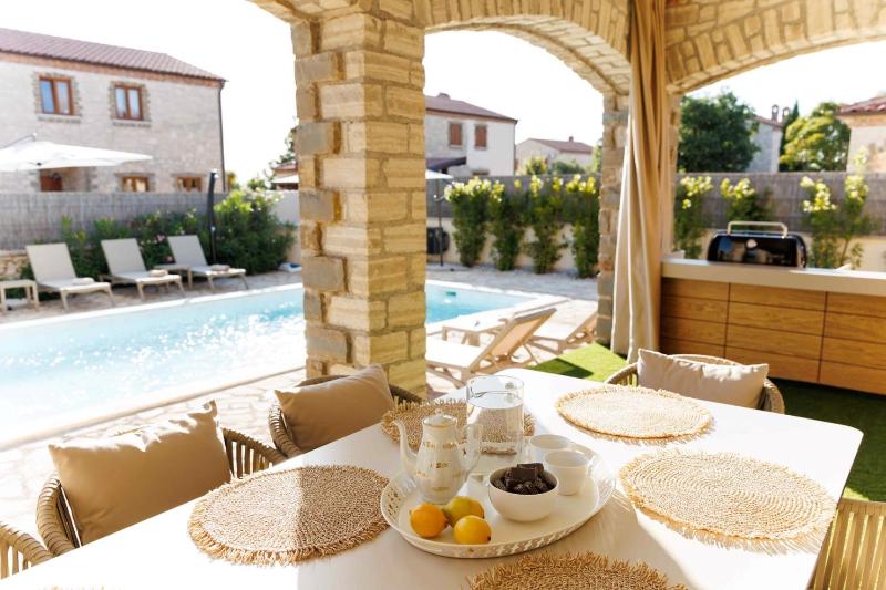 Villa del Lago with heated pool - image 24
