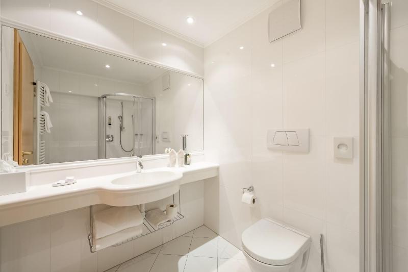 Deluxe Double Room with Balcony image 3