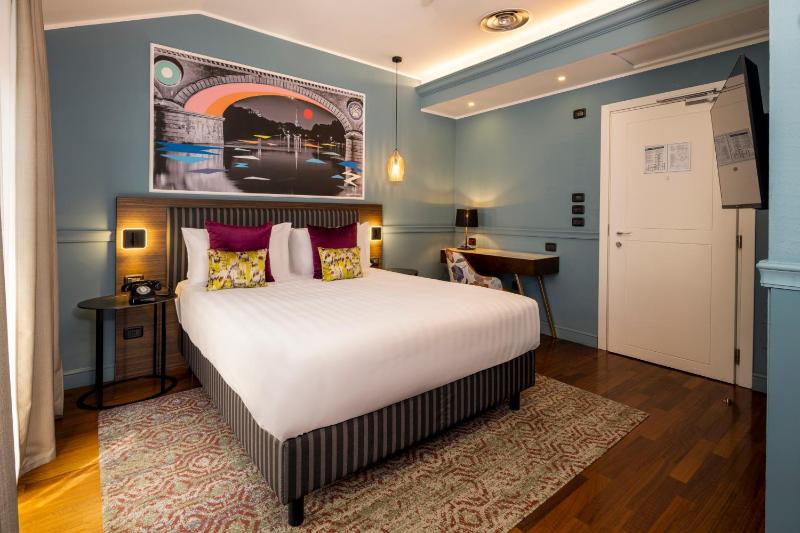 Premium King Room image 3