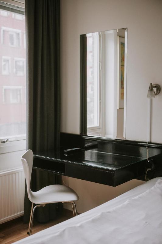 Standard Double Room image 4