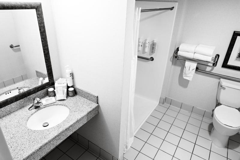 Queen Room with Two Queen Beds and Roll-In Shower - Mobility Access image 2
