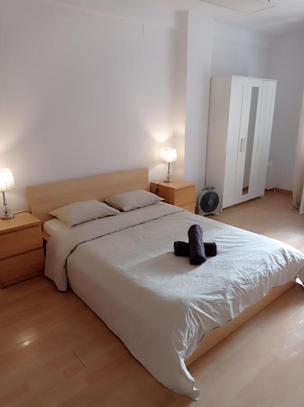 Sunny and Central Double Room Metro L5-L1 Images