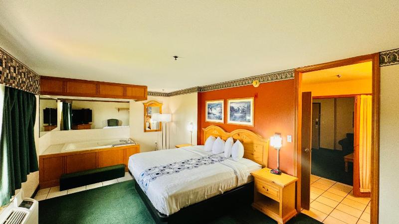 King Suite with Spa Bath image 1