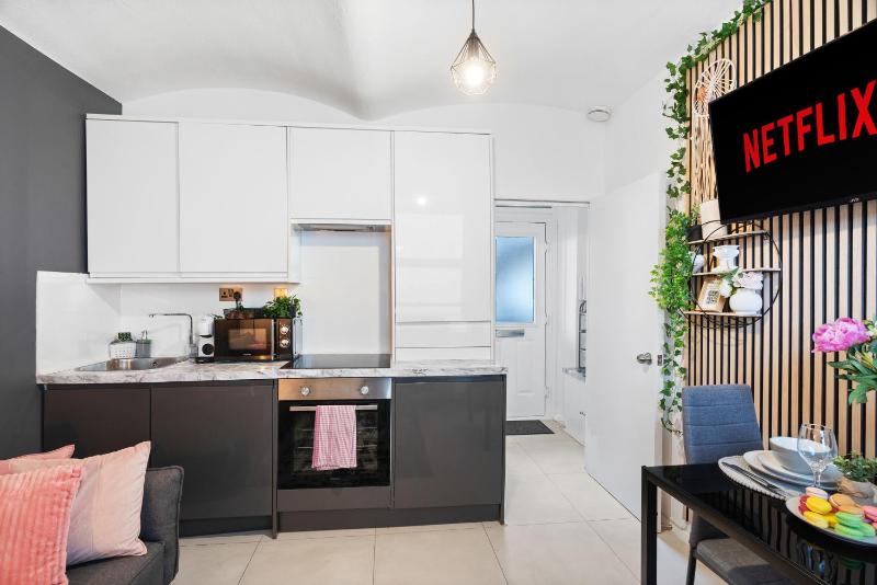 Brighton Apartment Walk to Cafés Beach & The Lanes Parking Available at Extra Cost on Request Only GioStays - image 19