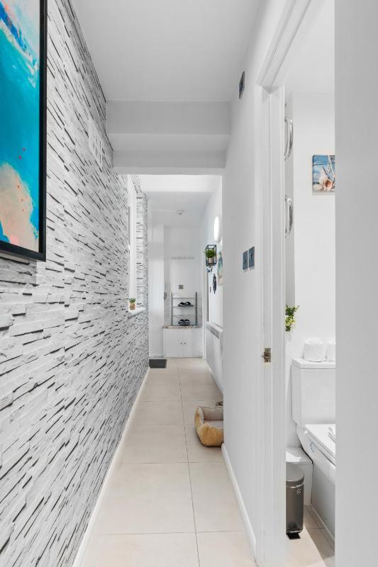 Brighton Apartment Walk to Cafés Beach & The Lanes Parking Available at Extra Cost on Request Only GioStays - image 21