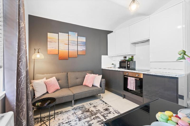 Brighton Apartment Walk to Cafés Beach & The Lanes Parking Available at Extra Cost on Request Only GioStays - image 3