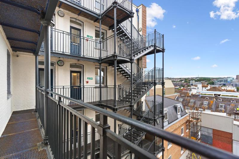 Brighton Apartment Walk to Cafés Beach & The Lanes Parking Available at Extra Cost on Request Only GioStays - image 18