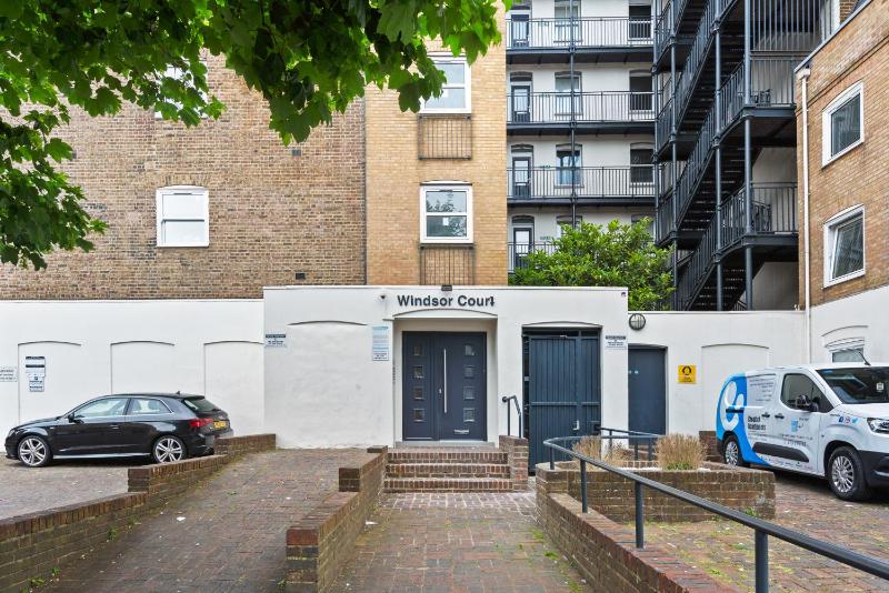 Brighton Apartment Walk to Cafés Beach & The Lanes Parking Available at Extra Cost on Request Only GioStays - image 11