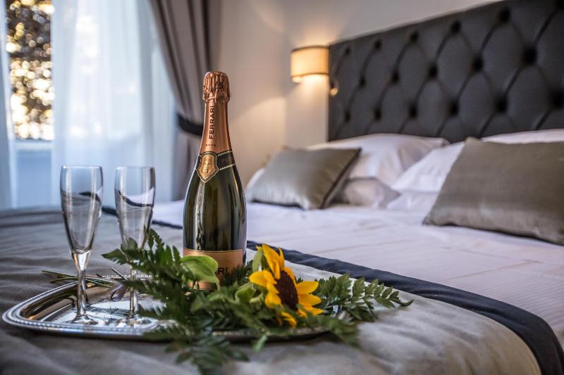 King Room with Balcony image 2