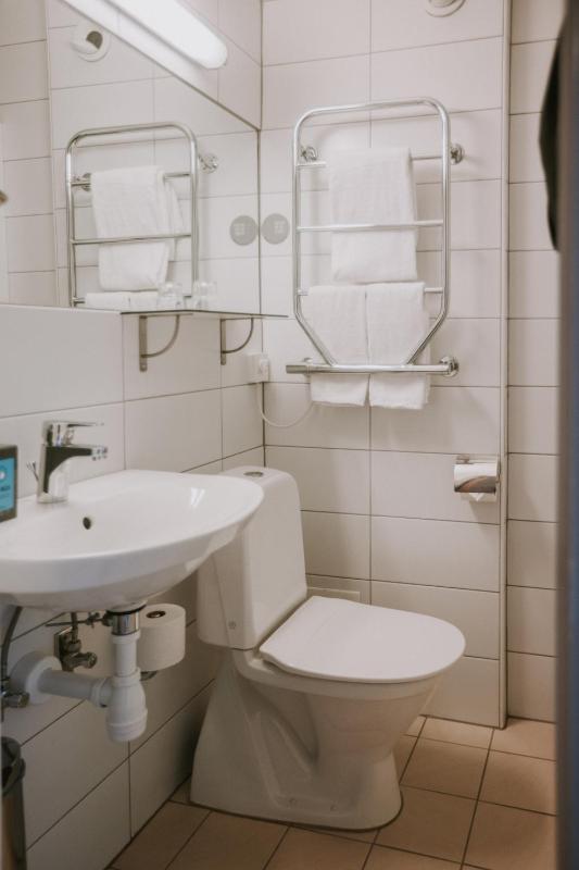 Standard Twin Room image 4