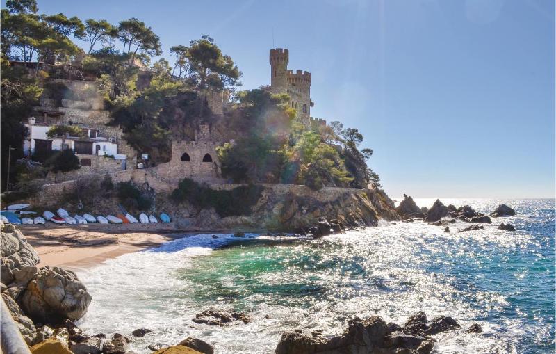 3 Bedroom Pet Friendly Apartment In Lloret De Mar - image 15