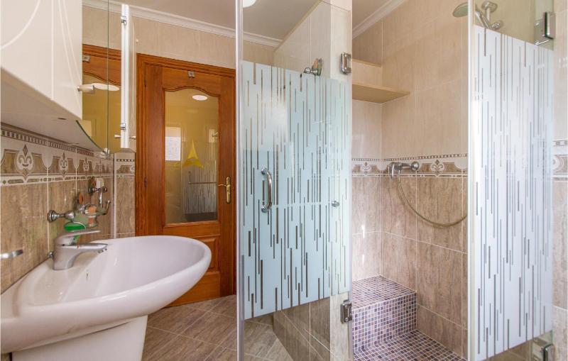 Three-Bedroom Holiday Home  image 4