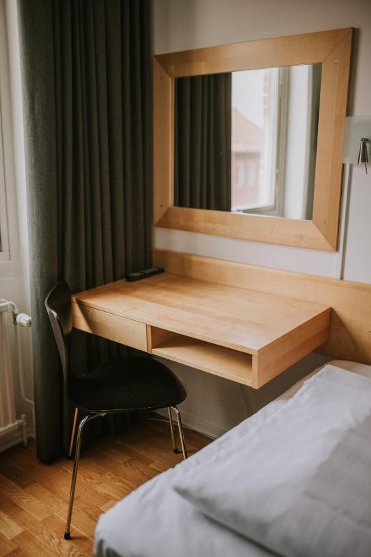 Compact Single Room image 4