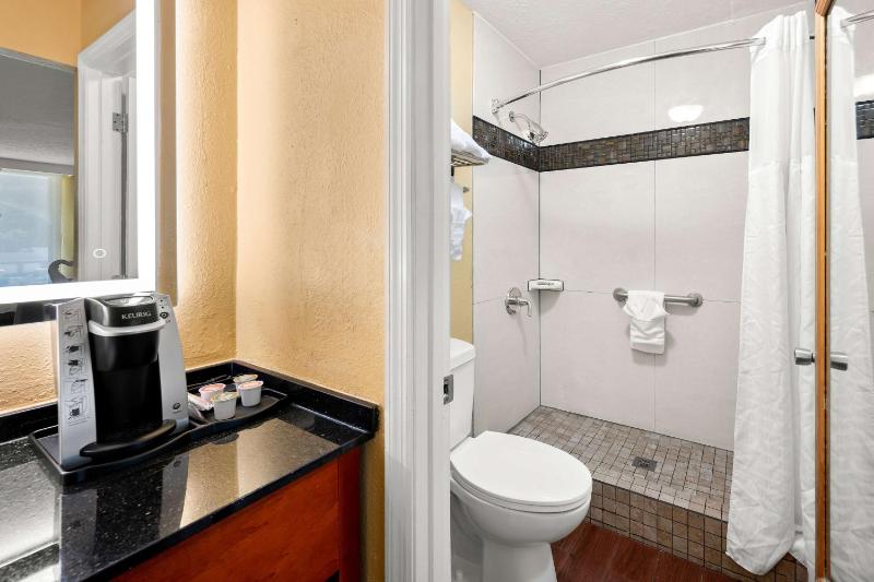 King Room - Downstairs/Non-Smoking image 3